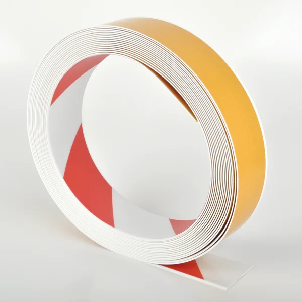 Odolná podlahová páska WT-500 se zkosenou hranou – PVC, červeno-bílá, 75 mm × 10 m