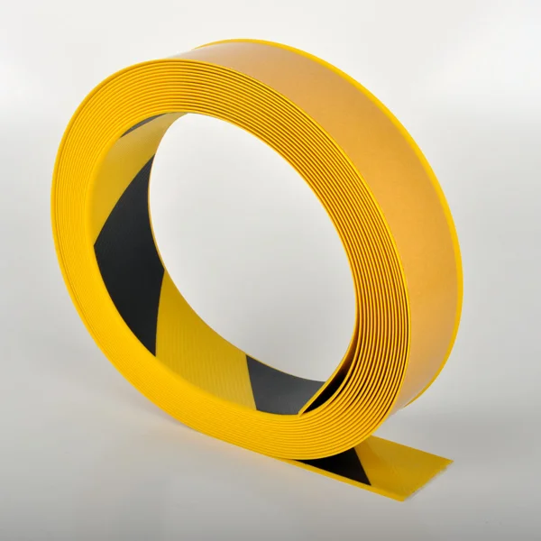 Odolná podlahová páska WT-500 se zkosenou hranou – PVC, žluto-černá, 100 mm × 25 m