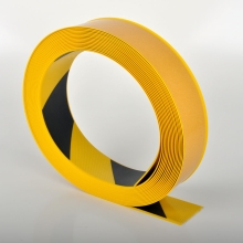 Odolná podlahová páska WT-500 se zkosenou hranou – PVC, žluto-černá, 50 mm × 10 m