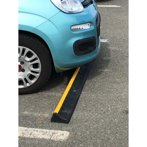 Parkovací doraz pro osobní automobily a dodávky WheelStop 1000 – 1000×140×80 mm, černo-žlutá