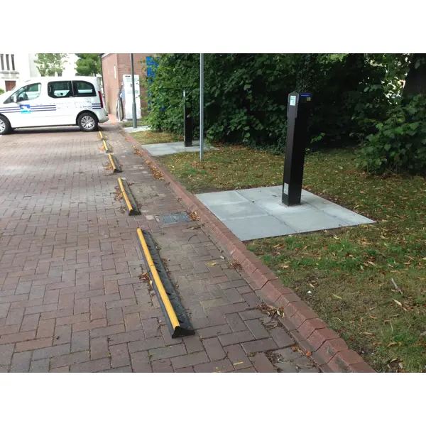 Parkovací doraz pro osobní automobily a dodávky WheelStop 1000 – 1000×140×80 mm, černo-žlutá