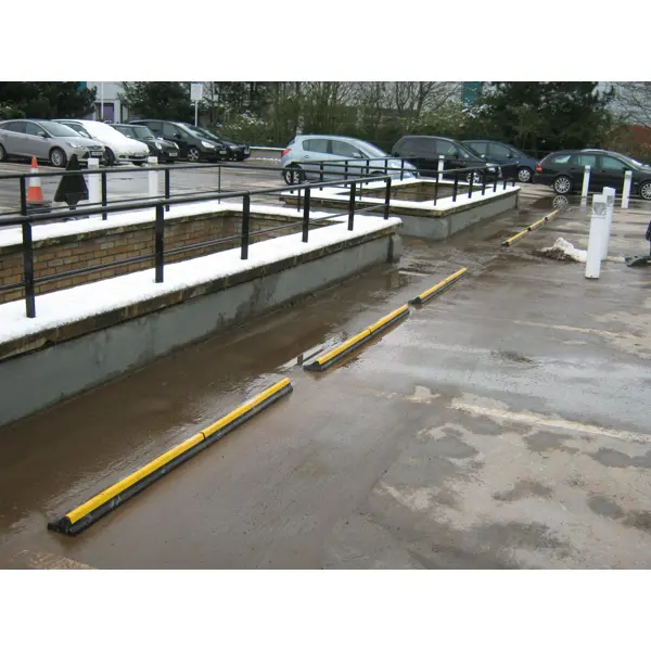 Parkovací doraz pro osobní automobily a dodávky WheelStop 1000 – 1000×140×80 mm, černo-žlutá