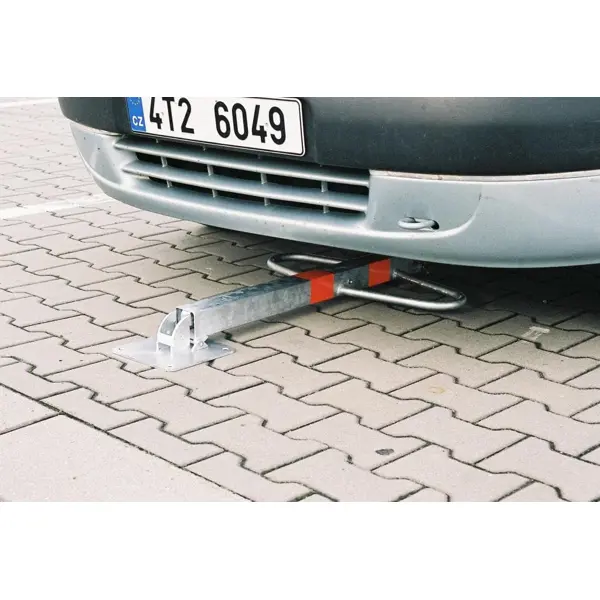 Parkovací sloupek MOTÝLEK – ocel, stříbrno-červená, 800×590 mm, sklopný, zámek FAB