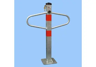 Parkovací sloupek MOTÝLEK – ocel, stříbrno-červená, 800×590 mm, sklopný, zámek FAB