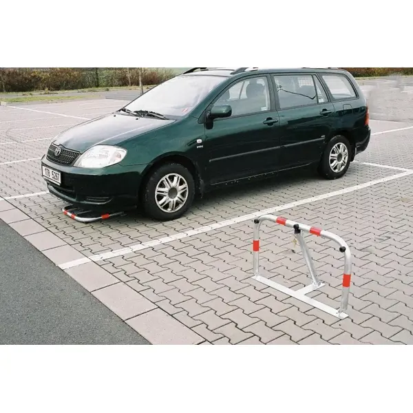 Parkovací zábrana U60 – ocel, stříbrno-červená, 510×600 mm, sklopná, zámek FAB