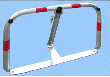 Parkovací zábrana U80 – ocel, stříbrno-červená, 510×800 mm, sklopná, zámek FAB