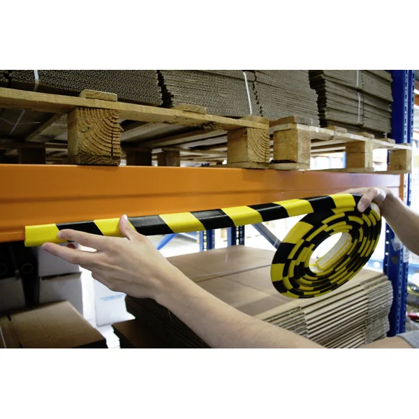 Pěnový ochranný varovný samolepicí rohový profil SoftBumpers – 5000×30 mm, žluto-černá
