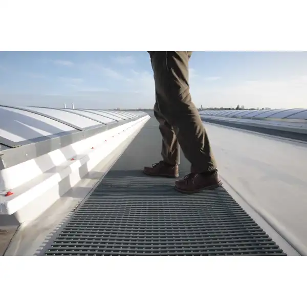 Pochozí rohož na ploché střechy Mats4Roof – PVC, 600×14 mm, role 10 m, černá