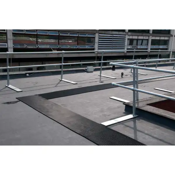 Pochozí rohož na ploché střechy Mats4Roof – PVC, 600×14 mm, role 10 m, černá