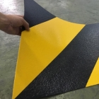 Předformovaná žluto-černá  bezpečnostní linie – termoplast, 1000×250 mm, balení 10 ks