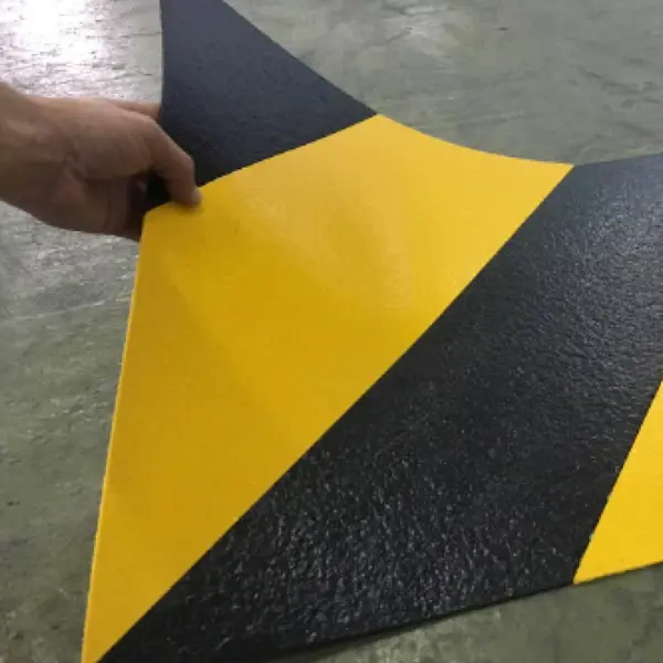 Předformovaná žluto-černá  bezpečnostní linie – termoplast, 1000×500 mm, balení 5 ks