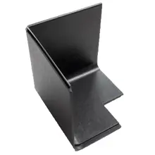 Profil. soklová lišta–vnitřní roh StandardRecycled z recyklovaného PVC – 100×160×6 mm, hladký povrch, černá