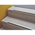 Protiskluzový profil na schodové hrany WT-5409 – minerální granulát v syntetické pryskyřici, žluto-černá, 1000×31×106 mm