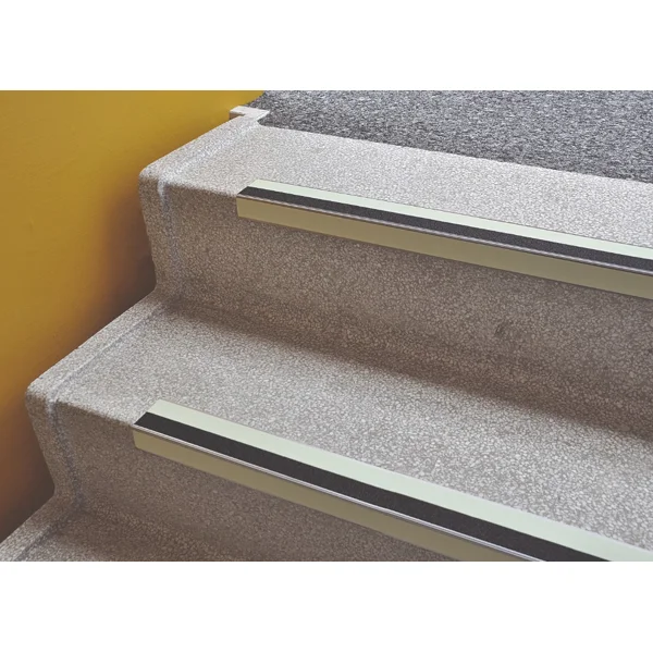 Protiskluzový profil na schodové hrany WT-5409 – minerální granulát v syntetické pryskyřici, žluto-černá, 1000×31×106 mm