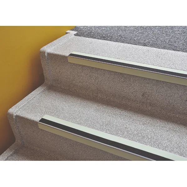 Protiskluzový profil na schodové hrany WT-5409 – minerální granulát v syntetické pryskyřici, žluto-černá, 1000×31×56 mm