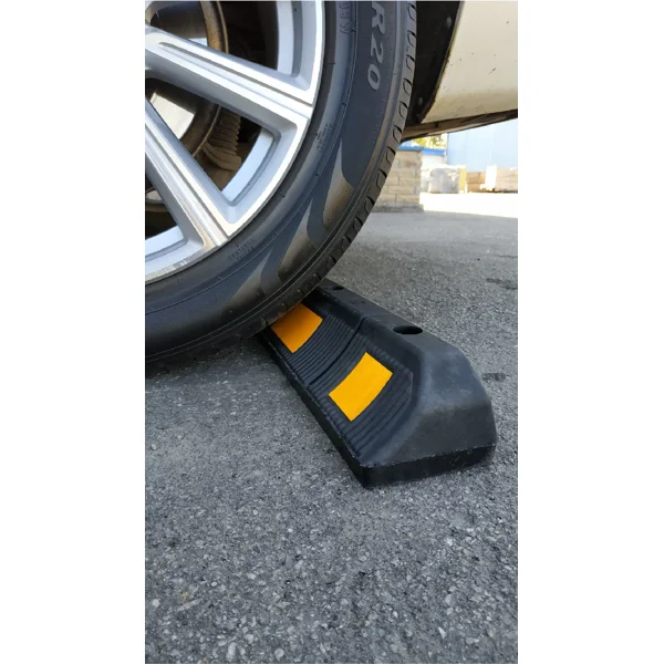 Pryžový parkovací doraz pro automobily s reflexními pruhy – 590×120×90 mm, černo-žlutá