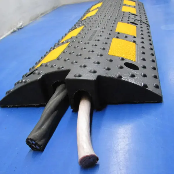 Pryžový retardér–kabelový přejezd 30 km/h, 30 t – 500×300×55,6 mm, černo-žlutá