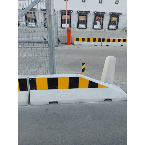 Reflexní polep na průběžná betonová svodidla, pruhy – žluto-černá, 240×1540 mm