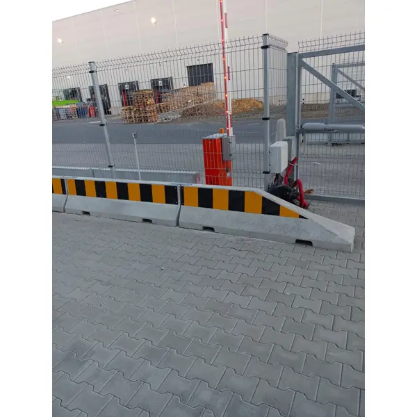 Reflexní polep na průběžná betonová svodidla, pruhy – žluto-černá, 240×1960 mm