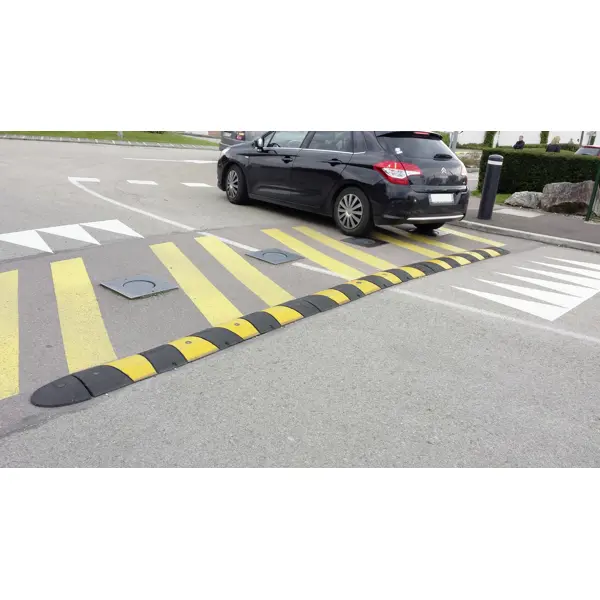 Retardér – kabelový přejezd 25 km/h, 20 t, koncový díl – 180×300×55 mm, žluto-černá