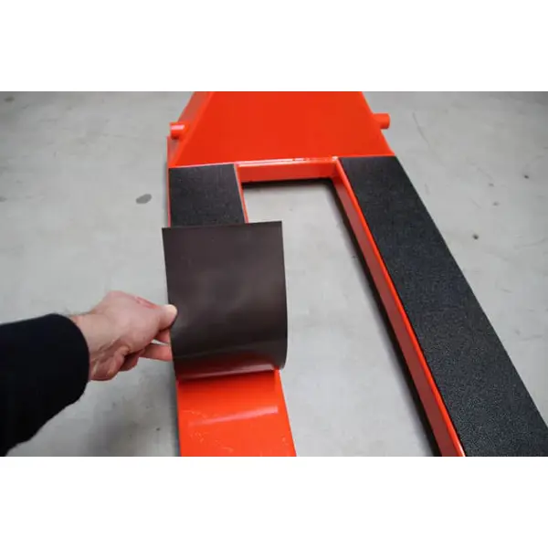 Samolepicí protiskluzový kryt na vidlice – černá, 1200×120×3 mm, pár