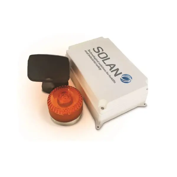 Signalizační systém pro zabezpečení průjezdů VZV ve skladech a výrobě – 1× centrální jednotka, 1× radarový detektor, 1× LED světlo-32 typů sirén, 1× s