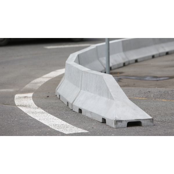 Silniční betonové svodidlo 50 HS01CSB – krajní díl, 2000×440×500 mm