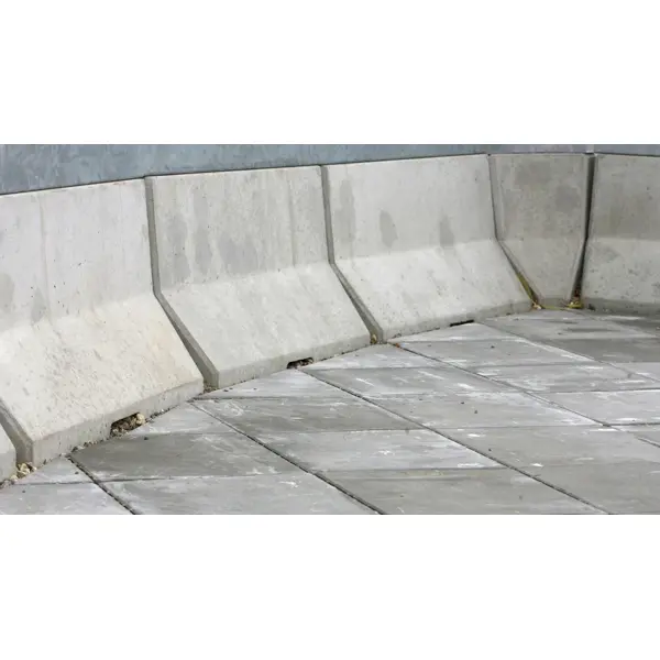Silniční betonové svodidlo 50 HS01CSB, šrafované – pravý krajní díl, žluto–černá, 2000×440×500 mm