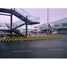 Silniční betonové svodidlo 50 HS01CSB, šrafované – pravý krajní díl, žluto–černá, 2000×440×500 mm