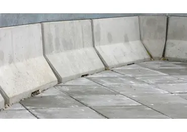 Silniční betonové svodidlo 50 HS01CSB, zkrácené – průběžný díl, 1000×440×500 mm