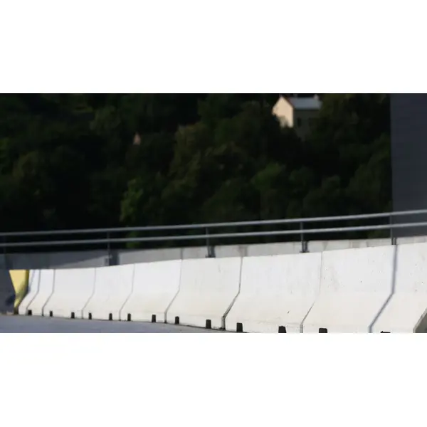 Silniční betonové svodidlo 50 HS01CSB, zkrácené, šrafované – průběžný díl, žluto–černá, 1000×440×500 mm