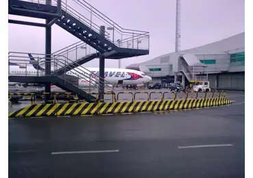 Silniční betonové svodidlo 50 HS01CSB, zkrácené, šrafované – průběžný díl, žluto–černá, 1000×440×500 mm