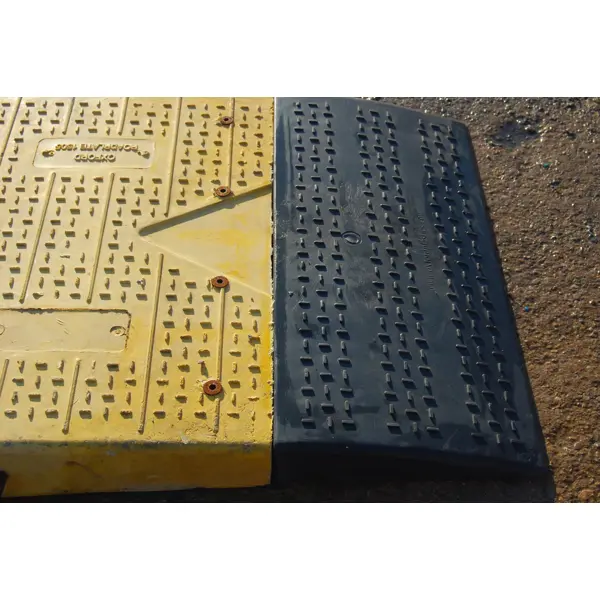 Silniční přejezdové desky 15/5 pro výkop šířky do 700 mm, koncový díl – SMC, nosnost 44t, 1500×500 mm