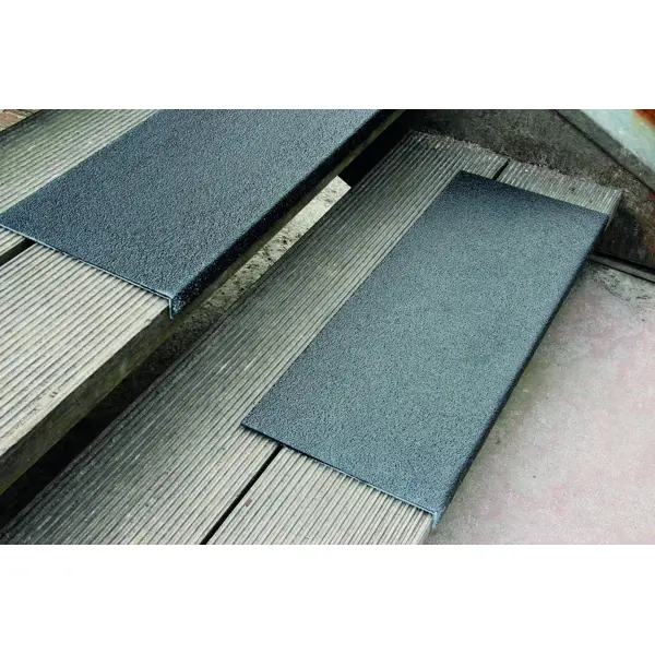 Sklolaminátový protiskluzový profil na hranu schodu GRP Medium – široký, 230×600×30 mm, tl. 3,8 mm, černá