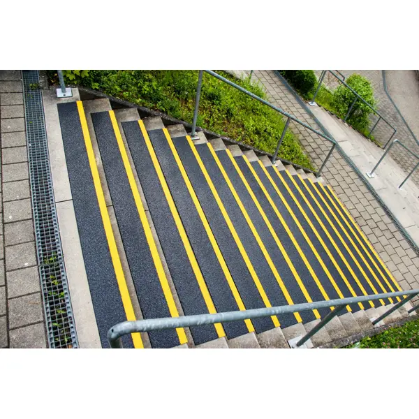 Sklolaminátový protiskluzový profil na hranu schodu GRP Medium – široký, 230×600×30 mm, tl. 3,8 mm, černá