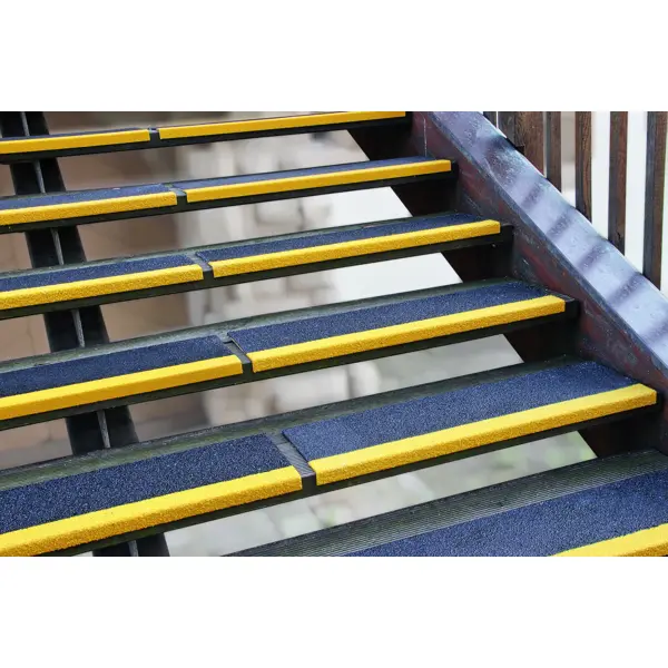 Sklolaminátový protiskluzový profil na hranu schodu GRP Premium – široký, 230x800x30 mm, tl. 3,8 mm, černá