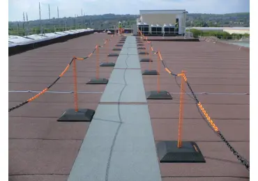 Střešní mobilní zábrana – drátěný sloupek včetně patky z recyklované gumy