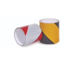Vysoce reflexní výstražné značení WT-5219 – 100 mm × 25 m, žluto-černá, směr doprava