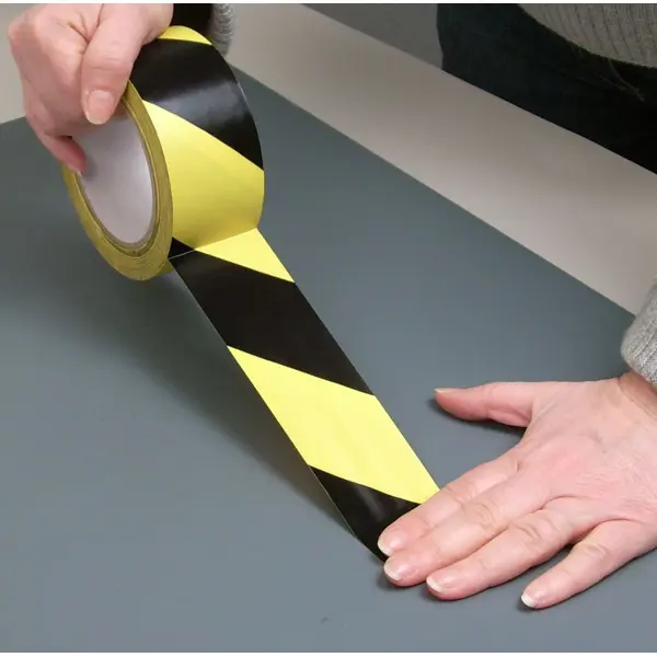Výstražná samolepicí páska – 50 mm × 33 m, žluto-černá