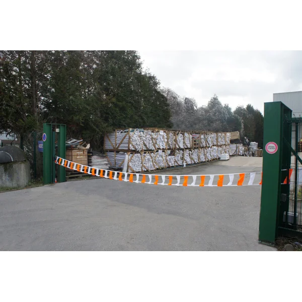 Zábrana maxi 15M se samonavíjecím mechanismem – v.30 cm, červeno-bílá