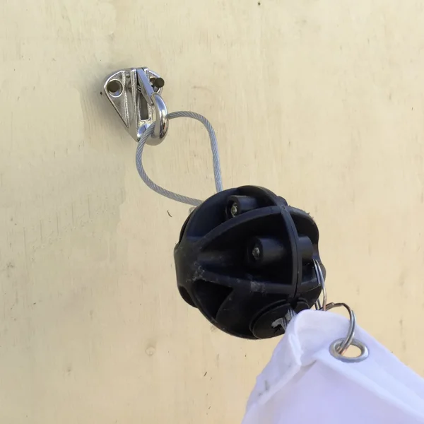 Zábrana maxi 15M se samonavíjecím mechanismem – v.30 cm, červeno-bílá