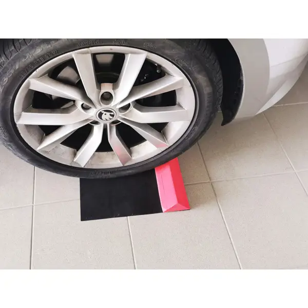 Zarážka pneumatik pro osobní automobily Wheel Stop EASY – červená