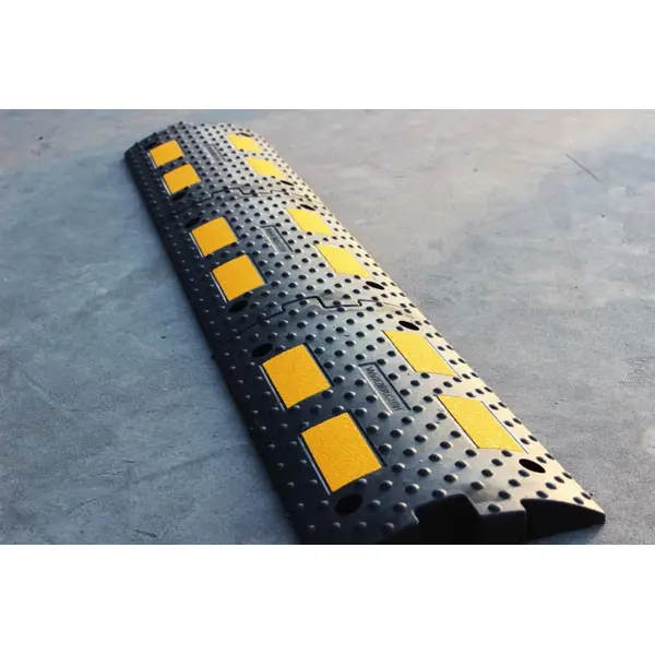 Zpomalovací práh, retardér s reflexními pruhy LP300, průběžný díl – 500×300×55,6 mm, černo-žlutá