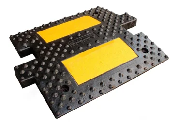 Zpomalovací práh, retardér s reflexními pruhy LP500, průběžný díl – 500×500×50 mm, černo-žlutá